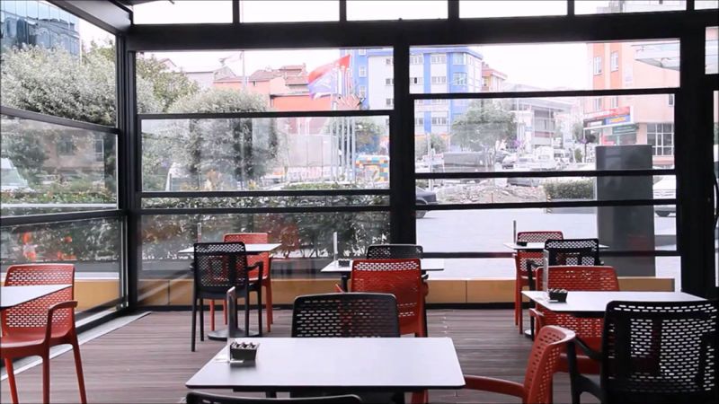 Cafe ve restoran terasinin giyotin cam ile kapatilmasi