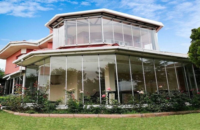 Genis olculu villa kis bahcesi, camli cati